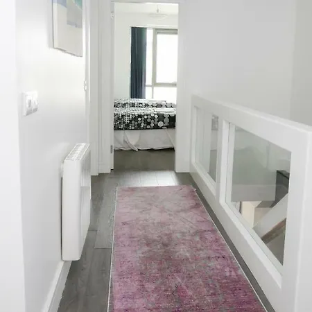 Reeks Gateway Townhouse Apartment *