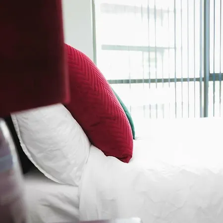 Апартаменти Reeks Gateway Townhouse *